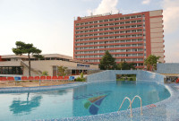 STAI 5 PLATESTI 4 / SINGLE / 1 ADULT + mic dejun bufet suedez + acces piscina exterioara cu apa dulce